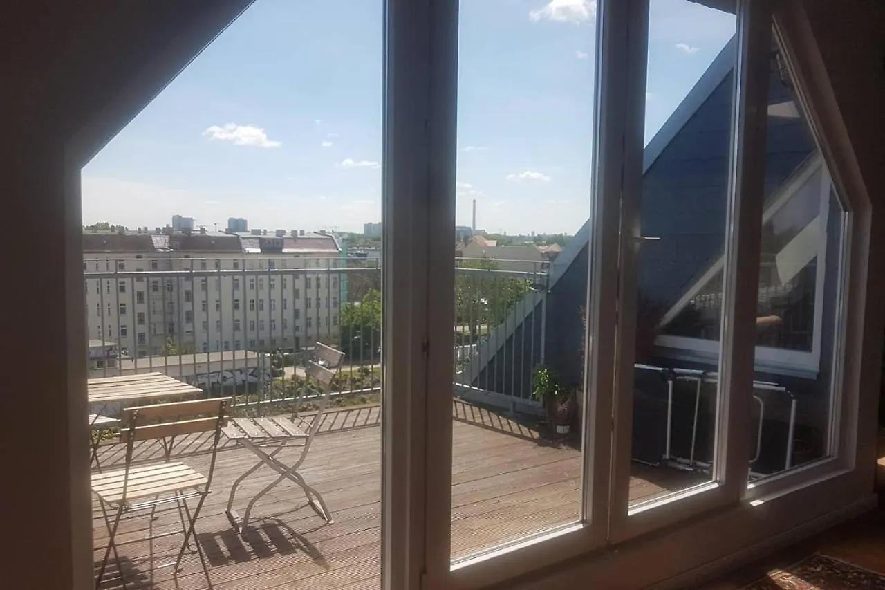 Apartamento Helle Dachgeschosswohnung Fuer 8 Personen In Zentraler Lage Berlim