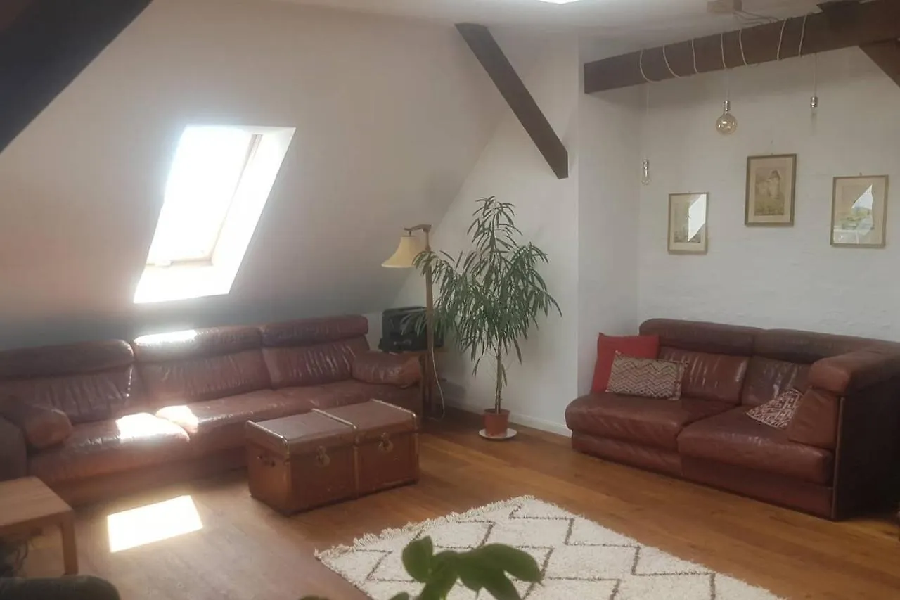 Helle Dachgeschosswohnung Fuer 8 Personen In Zentraler Lage Berlim Apartamento